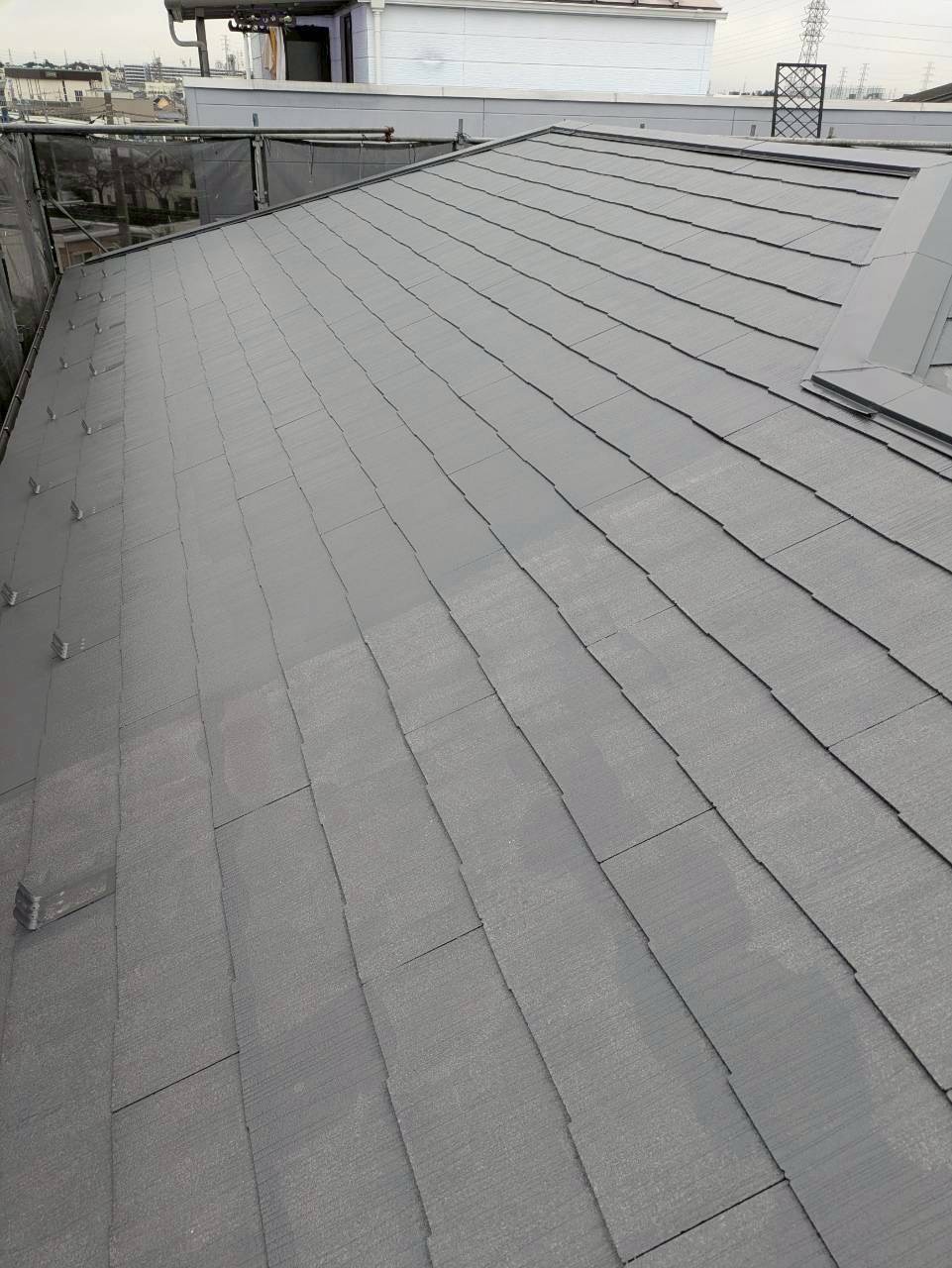 屋根塗装が完了したスレート屋根の全景